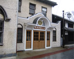 ファサードが再現された旧八幡郵便局
