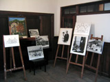 ヴォーリズ夫妻の写真などが展示された郵便局の内部