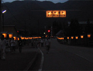 道の両側に立てられた御神燈（田島祇園祭）